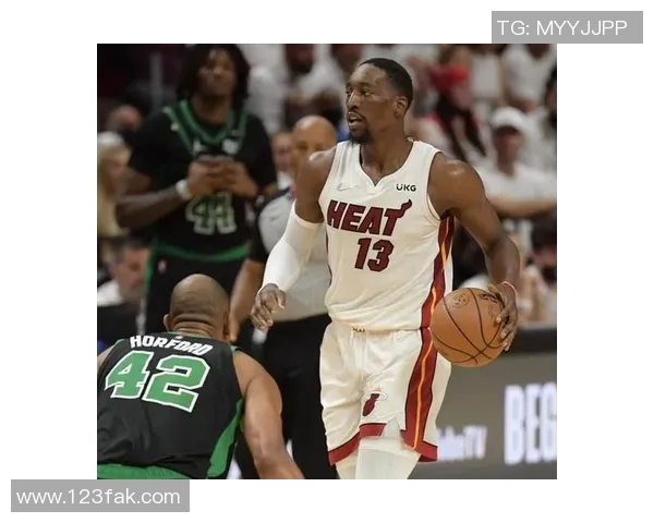 超硬!阿德巴约突然飞身隔扣文班😳热火替补席疯狂了!